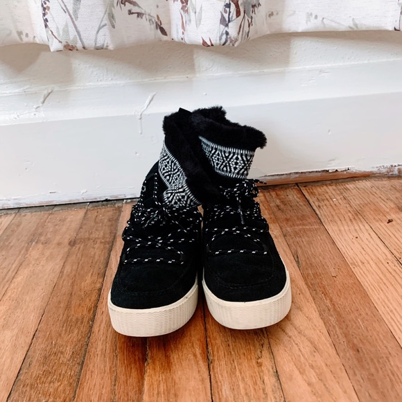 Tom’s fur lined snow boots - Picture 2 of 3